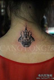 Gadis tren fashion leher belakang pola tato mahkota abu hitam