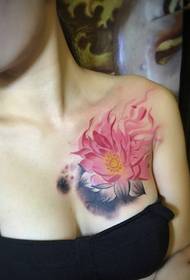 kız göğüs rengi lotus dövme deseni