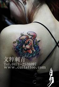 un piccolo tatuaggio del coniglio per la moda delle spalle delle ragazze