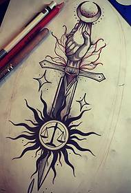 manoscritto del modello del tatuaggio della mano del sole del totem del pugnale di scuola