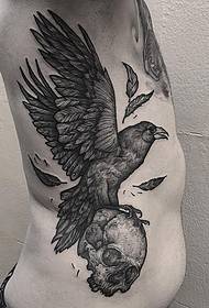 sida midja kråka skalle svart grå tatuering mönster