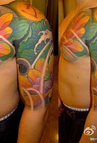 Stile meticoloso cinese di bellissime e belle opere di tatuaggio sanscrito con fiore di loto mezzo loto