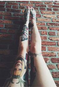 ne smije se propustiti modna tetovaža cvjetnih nogu