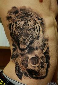 Sur le côté de la taille, un motif de tatouage à tête de tigre dominateur
