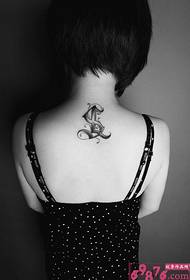 Rücken Nacken schwarz-weiß Buchstaben Tattoo