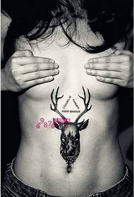 črno-bela tetovaža na prsih