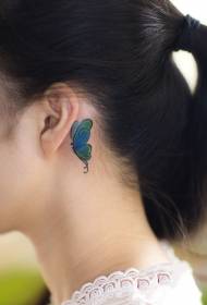 Mädchen hinter dem Schmetterling gemalt Tattoo-Muster