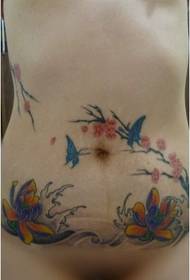 Bagian kecantikan seksi pribadi di atas gambar tato kupu-kupu bunga