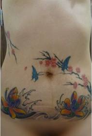 parti intime di bellezza sexy sopra l'immagine del tatuaggio farfalla fiore