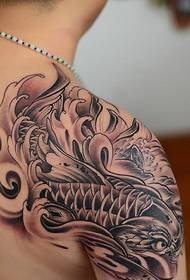 Шарм со примамлива шема на тетоважи на рамо на лигњи