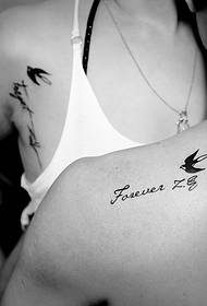 uma simples tatuagem de casal inglês no ombro