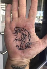 palm liten tatuering manlig hand palm svart orm tatuering bild