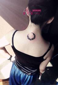 lány hát nyak hold totem tetoválás kép