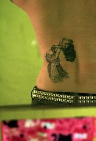 cadro de tatuaxe de muller tatuada en cintura