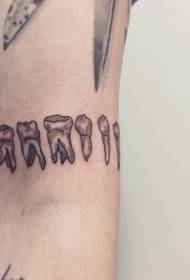 Os dentes modelam tatuagens de uma variedade de padrões pequenos e criativos da tatuagem do dente