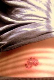 талия проста и интересна червена снимка с лого татуировка