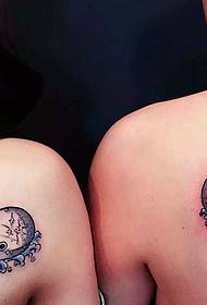 coppia spalle con immagini di tatuaggi attivi piccoli delfini