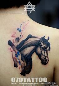 koncepcinio stiliaus arklio tatuiruotės modelio pečių tendencija