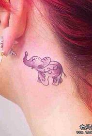 zòrèy fanm lan dèyè tatoo nan tatoo elefan an ap travay