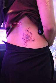 malý čerstvý zadní pas lotus tetování proces
