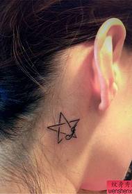 за ухом маленькая свежая пятиконечная звезда тату