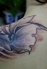 U tatuu di calamar neru è biancu nantu à a spalla