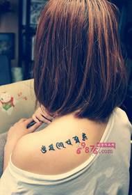 foto di tatuaggio di spalla profumata mantra di sei parole ragazza