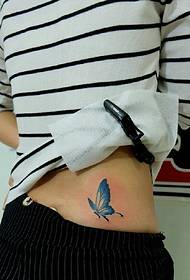 uma pequena tatuagem de borboleta escondida na cintura do lado da garota