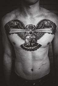 muž hrudníka dominujúci trojuholník oko orol čierne a biele tetovanie