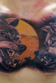 Un'immagine di tatuaggio testa di lupo prepotente sul petto