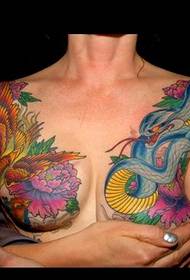 美女胸口蛇纹身图案