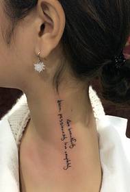 et lite engelsk tatoveringsmønster på skulderen til en jente