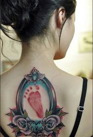 mama juu ya alama ndogo za miguu ya Tatoo