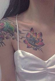 Over de schouder van de prachtige lotus tattoo foto sexy en charmant