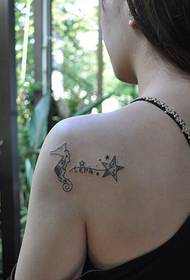 schoonheid rug schouder zwart en wit hippocampus Star tattoo foto