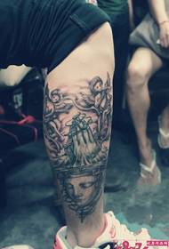 Снимка на татуировка на крака на малкия ангел на Мария