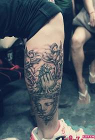 Foto del tatuaggio della gamba del fiore dell'angelo di Maria