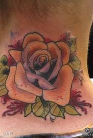 bellissimo tatuaggio di nuova scuola rosa tatuaggio sul collo del ragazzo