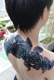 vyriškas žavus gražus rožių tatuiruotės modelis