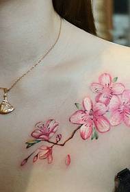 女神的胸部美麗的小櫻桃紋身圖案