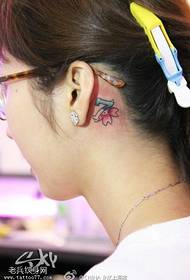 piccole immagini di tatuaggi digitali freschi dopo l'orecchio