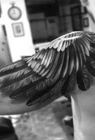 Planējošs debesis, šalles reālistisku spārnu tetovējuma modelis