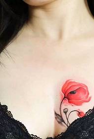 όμορφο στήθος της θεάς τατουάζ με ένα τατουάζ λουλουδιών