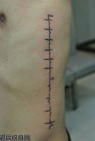 moda alternatywny wzór tatuażu z boku w pasie EKG