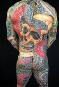Tradicionalni stil punog leđa puna tetovaža djeluje