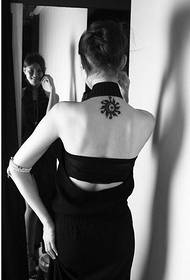 kobiecy dekolt z tyłu moda klasyczny czarno-biały wzór totem słońce