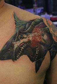 어깨에 치열한 큰 상어 문신