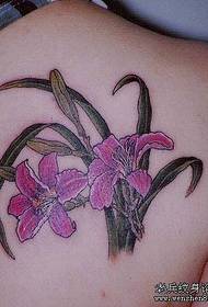 Tatuaje ikuskizunaren irudia: bizkarreko sorbalda lilia tatuaje ereduaren argazkia