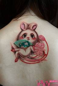 fete pe spatele drăguțului personalitate tatuaj iepure 115153 - fată înapoi Personalitate pe frumosul copac tatuaj
