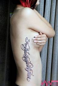 unica bella immagine del tatuaggio inglese in vita laterale